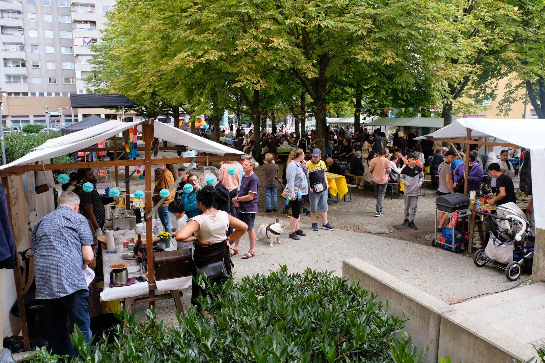 Straßenfest unter Kastanienbäumen